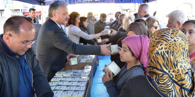 İzmit Belediyesi Binlerce Kandil Simidi Dağıttı