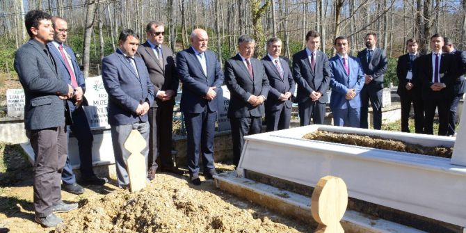 Bakan Yılmaz Demokrasi Şehidini Ziyaret Etti