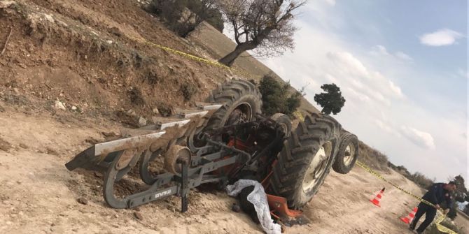 Devrilen Traktörün Altında Kaldı