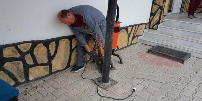 Mahsur Kalan Kuşu, Demir Boruyu Keserek Kurtardılar