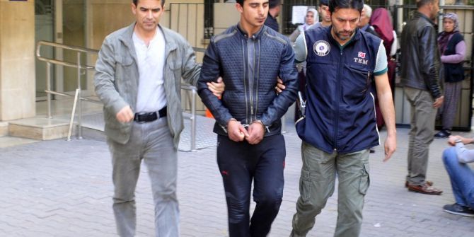 Lastik Yakıp Polis Aracına Fırlatan Şüpheli Tutuklandı