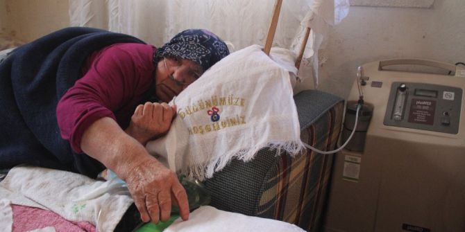 Elektrik Borcunu Ödeyemeyen Yaşlı Kadının Hayatı Elektriğe Bağlı