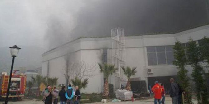 5 Yıldızlı Oteldeki Yangın Kontrol Altına Alındı, Soğutma Çalışmaları Sürüyor