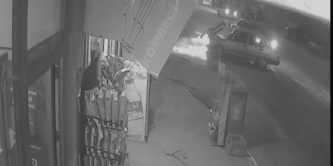 Motosiklet Sürücüsünü Çarptığı Otomobilin Üzerinden Vatandaşlar İndirdi