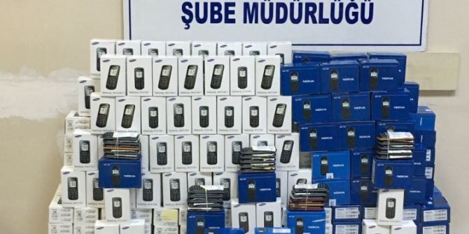 İzmir’de Gümrük Kaçağı Bin 96 Adet Cep Telefonu Ele Geçirildi