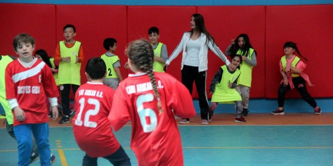 Öğrenciler, 90’ların Efsane Oyunları İle Yarışıyor