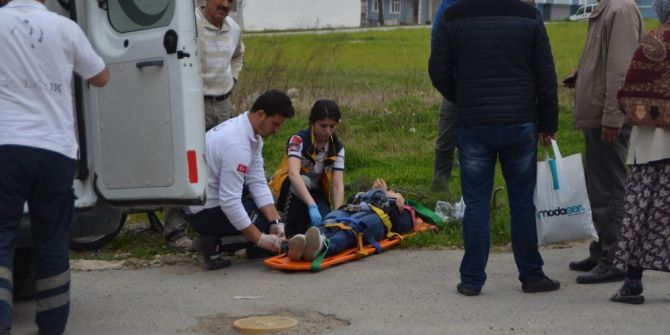 Motosikletin Çarptığı Yaya Yaralandı