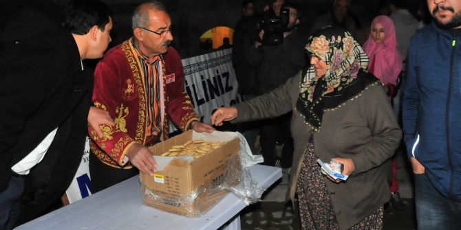 Akşehir Belediyesinden Vatandaşlara Kandil Simidi İkramı