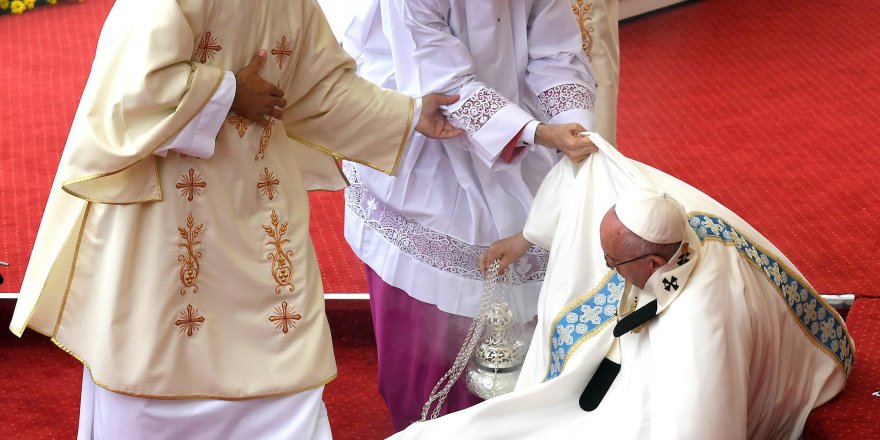 Papa Francis Ayin Sırasında Düştü