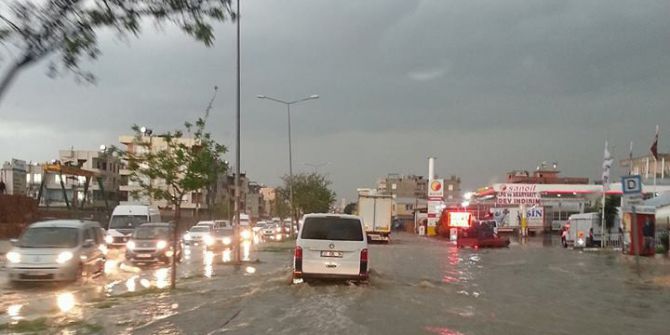 Mersin’de Şiddetli Yağış Hayatı Olumsuz Etkiledi