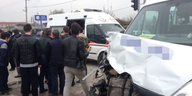 Öğrenci Servisi, Kırmızı Işıkta Geçen Araca Çarptı: 18 Yaralı