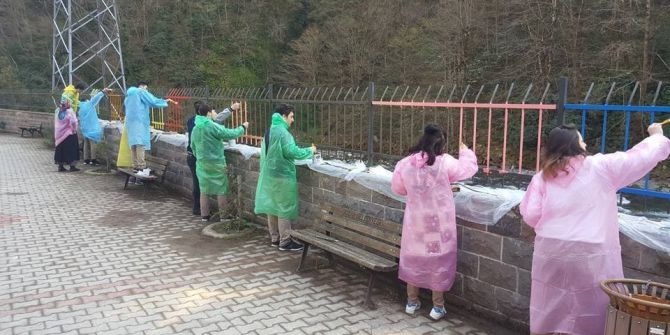 Bu Okulun Boyasını Öğretmenler Ve Öğrenciler Yapıyor