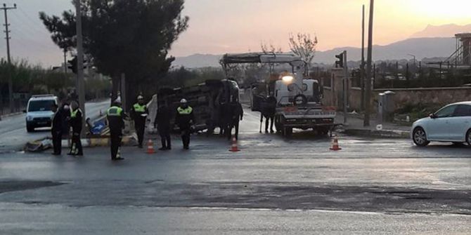 Çevik Kuvvet Polislerini Taşıyan Minibüs Otomobille Çarpıştı: 7’si Polis 9 Yaralı