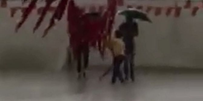Herkes Yağmurdan Kaçışırken Onlar Bayrak Yere Düşmesin Diye Uğraş Verdi