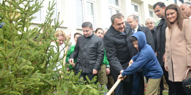 Bakan Veysel Eroğlu Öğrencilerle Birlikte Fidan Dikti