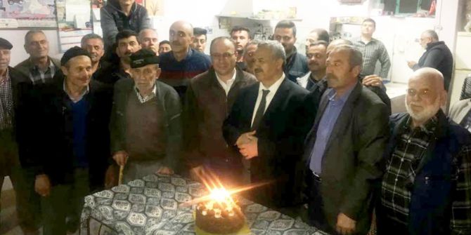 Dutluca’ Da Başkan Uysal’a Pastalı Kutlama