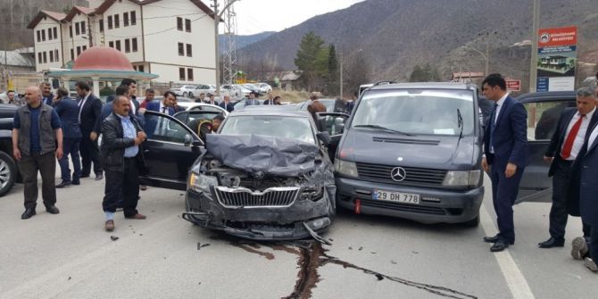 Bakan Fikri Işık’ın Konvoyunda Trafik Kazası: 5 Yaralı