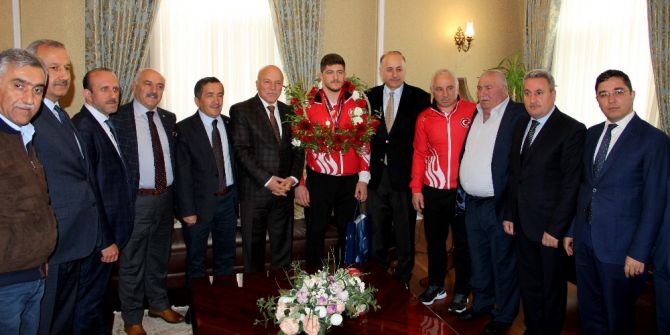 Avrupa Güreş Şampiyonu Vali Azizoğlu’nu Ziyaret Etti