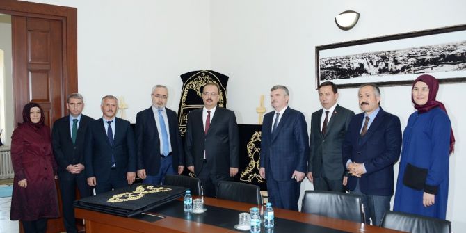 Komek’ten Hacıveyiszade Camisine Minber Örtüsü