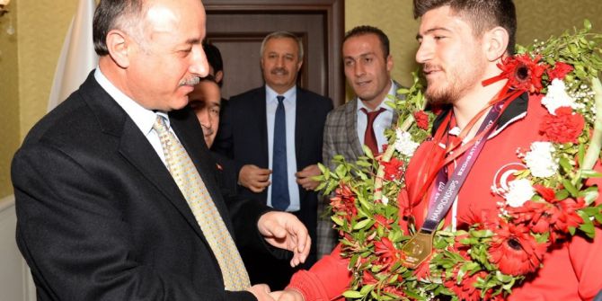 Şampiyon Güreşçi Ertürk, Mutluluğunu Valisiyle Paylaştı