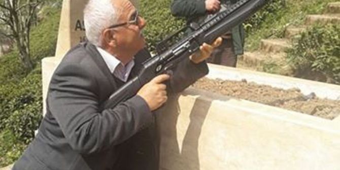 Mezarlıkta Tüfekle Ayı Nöbeti Tutuyorlar