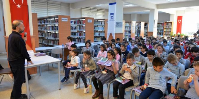 Kocaeli’de Minik Okurlar Kitaplarını İmzalattı