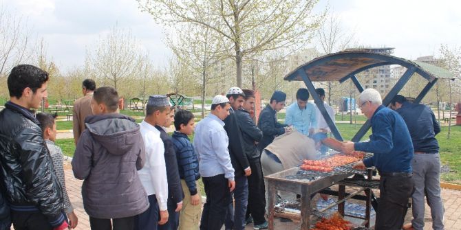 Türk Ve Suriyeli 100 Öğrenci Birlikte Piknik Yaptı