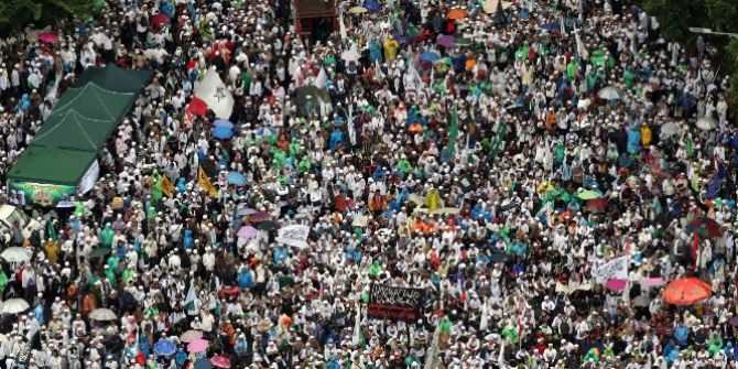 Jakarta’da Binlerce Müslüman, Çin Asıllı Valiyi Kuran’a Hakaret Ettiği İçin Protesto Etti