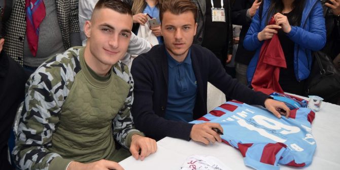 Trabzonsporlu Futbolcular Yusuf Erdoğan Ve Matus Bero, Taraftarlarla Fotoğraf Çektirdi, Bol Bol İmza Dağıttı