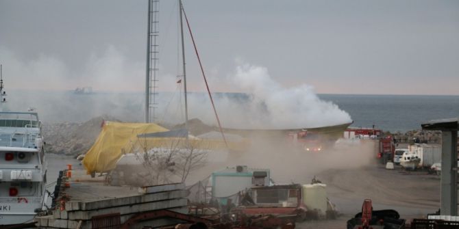 Tersanedeki Teknede Yangın Çıktı