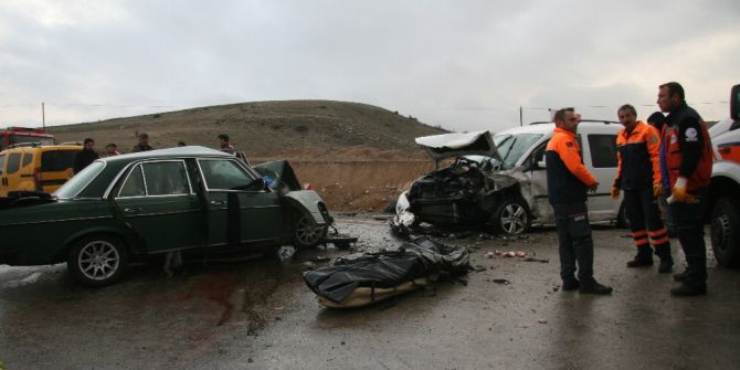 Afyonkarahisar’da Trafik Kazası: 1 Ölü, 6 Yaralı