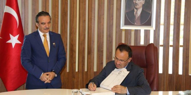 Adalet Bakanı Bekir Bozdağ Neü Rektörü Bağlı’yı Ziyaret Etti