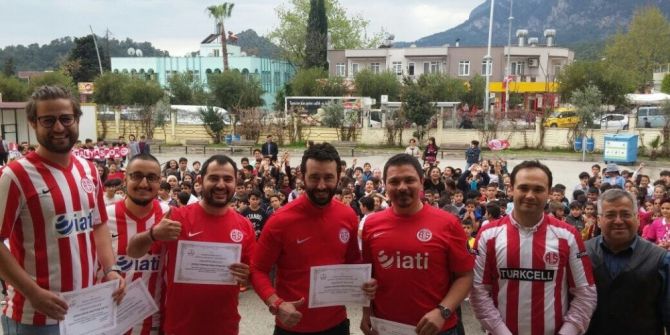 Antalyasporlu Taraftarlardan İlkokula Kütüphane