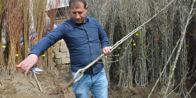 25 Yıllık Baba Mesleğiyle Hem Para Kazanıyor Hem De Çevreyi Güzelleştiriyor