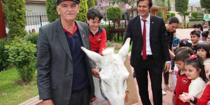 İskenderun’da Eşekli Kütüphane İle Kitap Dağıttı