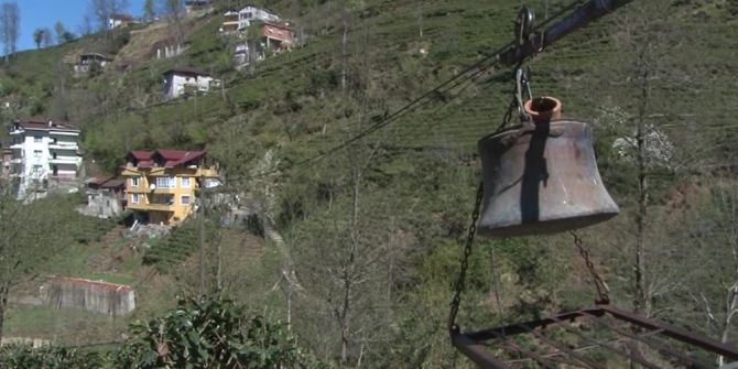 15 Yıldır Kendi Kurdukları Teleferik Sistemi İle Evlerine Gidip Geliyorlar