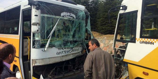 Tokat’ta Öğrenci Taşıyan Halk Midibüsleri Çarpıştı: 25 Yaralı