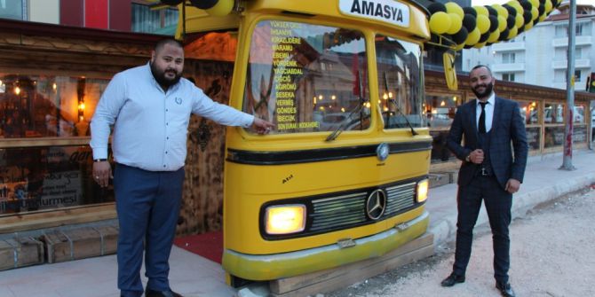 Kafeye Belediye Otobüsünden Giriliyor