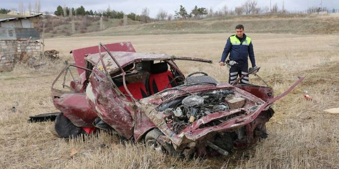 Otomobil 7 Metrelik İstinat Duvarından Aşağı Uçtu: 1 Ölü, 2 Yaralı