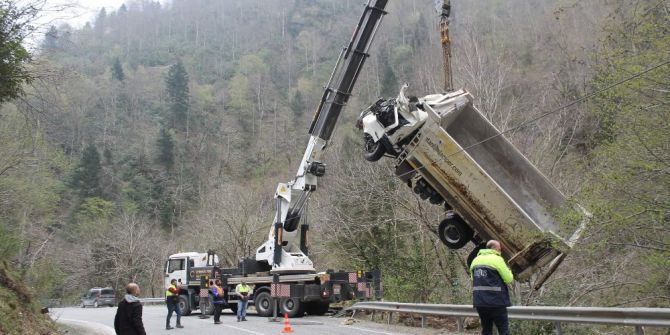 Dereye Uçan Kamyonu Böyle Dereden Çıkardılar