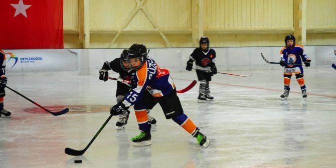 Buz Hokeyi Finalinde Miniklerin Madalya Ve Kupa Heyecanı