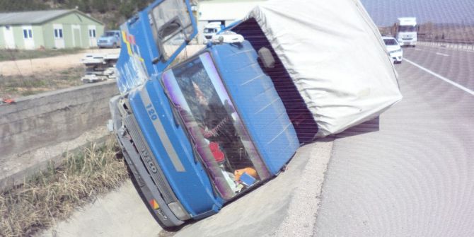 Bilecik’te Mobilya Yüklü Kamyon Devrildi: 2 Yaralı