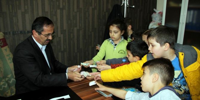 Minik Öğrencilerden Hayat Ağacı Derneği’ne Yardım