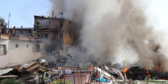 Hurdalık Alanda Çıkan Yangın 3 Katlı Binayı Yaktı