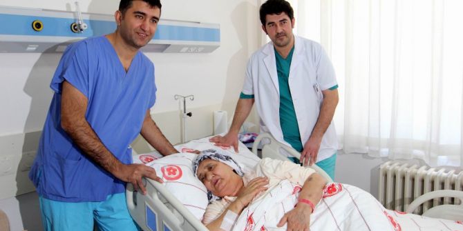 65 Yaşındaki Kadına Kasığından Beyin Ameliyatı Yapıldı