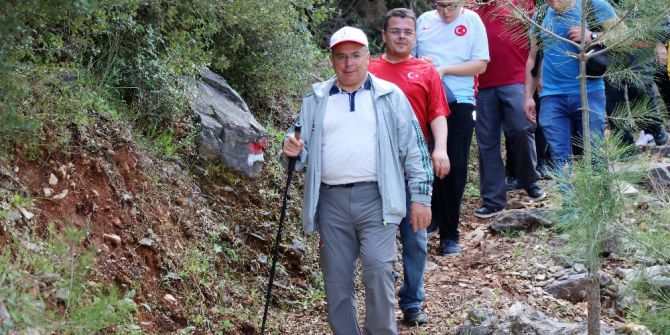 Vali, Kaymakam Ve Belediye Başkanı 7 Kilometrelik Leleg Yolunu Yürüyerek Geçti
