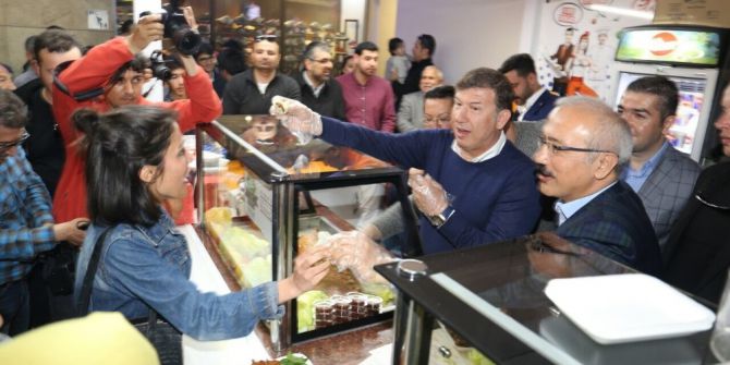 Bakan Elvan, Tanju Çolak İle Birlikte Esnafı Ziyaret Etti