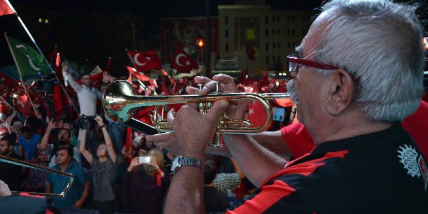 Bando Eses’ten Demokrasi Nöbetine Destek