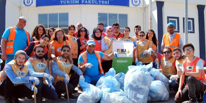 Gönüllü Gençler Kampüste Çevre Temizliği Yaptı