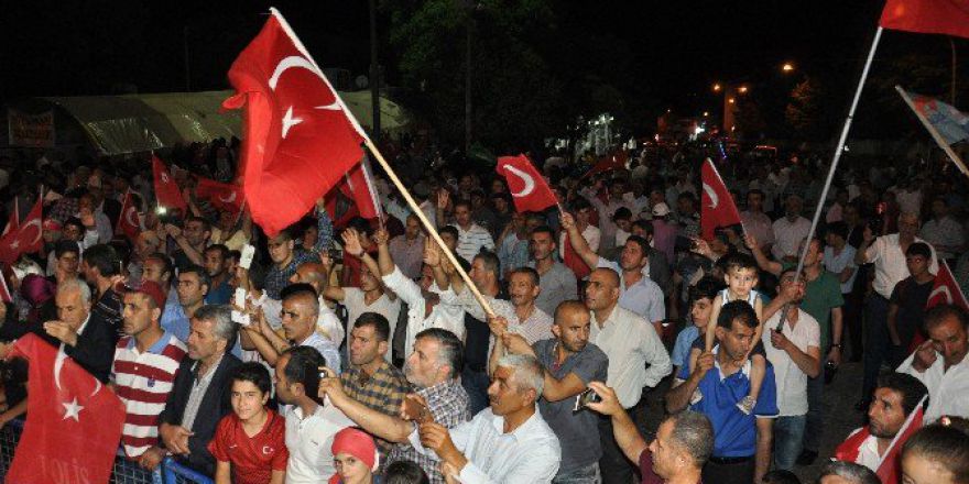 Muş’ta Demokrasi Nöbeti Aralıksız Devam Ediyor